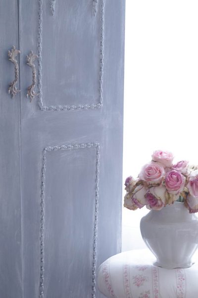 This pantry door update was super easy to do! Using a little paint and appliques it totally transformed it!