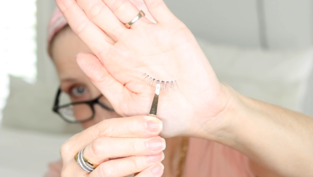 HOW TO APPLY FALSE EYELASHES STEP BY STEP